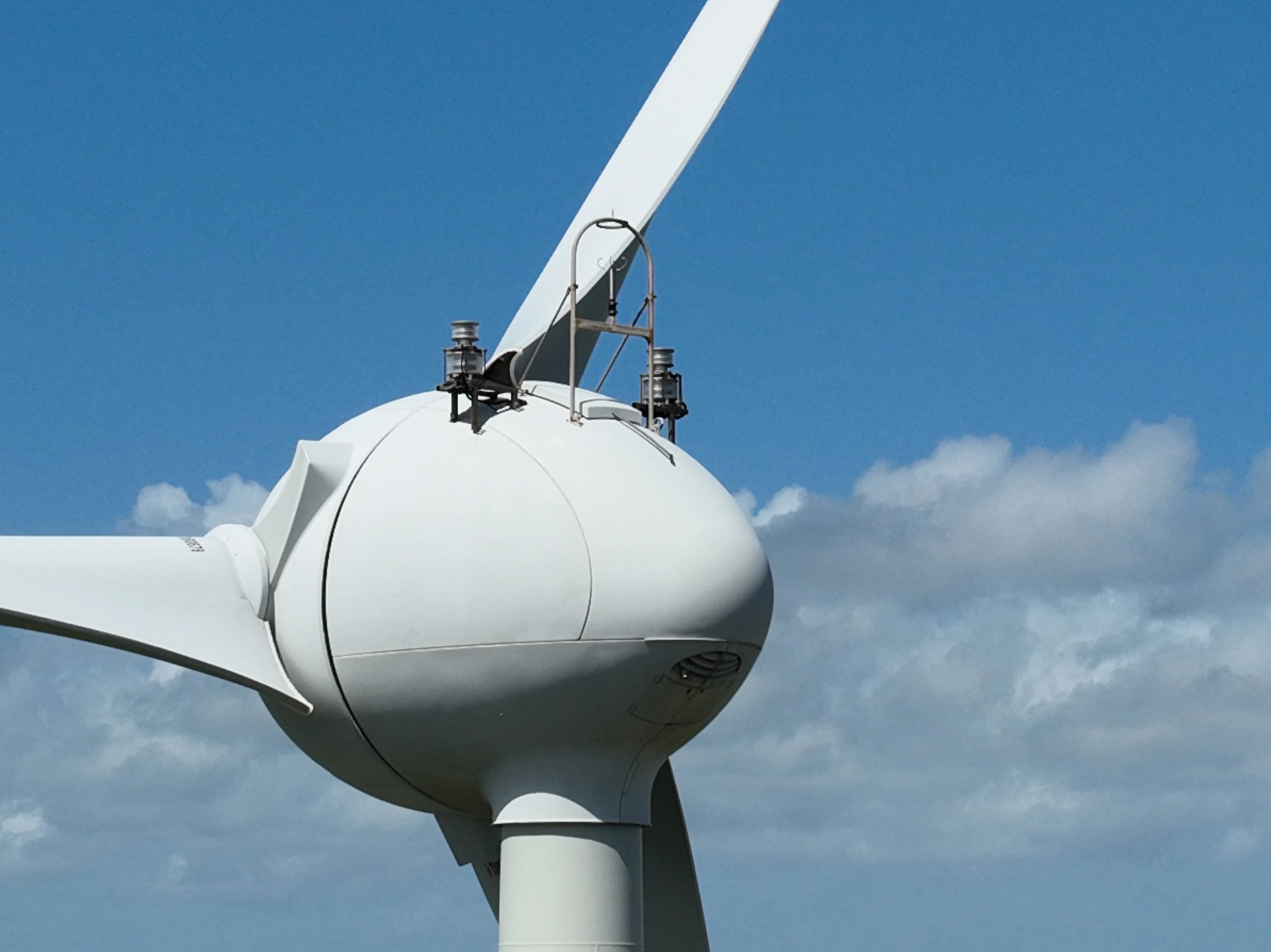 Inspection technique par drone d'une éolienne en Guadeloupe